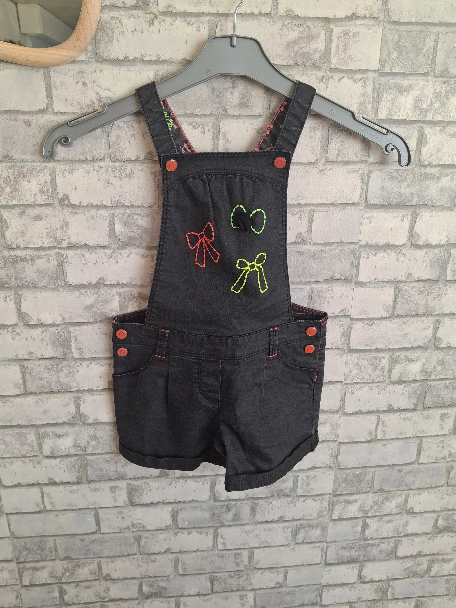 Salopette short enfant noire et nœuds brodés taille 5 ans